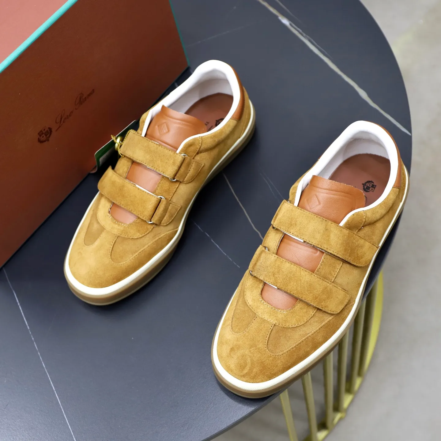 Ex-factory price: 560💰Loro Riana men’s moral training sneakers! Made from high-quality materials and designed in a low-cut silhouette, it offers an elegant and stylish look that's suitable for year-round wear. The unique double-layer sole aesthetic design, caramel cup-shaped outsole is decorated with off-white rubber trim, creating an attractive color combination. Pair with tailored pieces or jeans for a sophisticated yet casual look. The heel is decorated with soft cow leather tongue with Kummel color inserts and cotton laces with embossed LP logo. Upper: cow split suede stitching knitted fabric. Lining: original thickened soft sheepskin. Size: 38-39-40-41-42-43-44 (customized in 45.46)